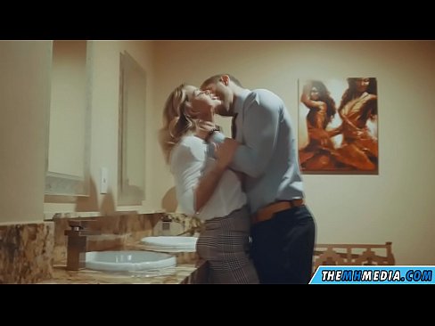 ❤️ Kana blonde ine busty inokukwezvera muchimbuzi cheveruzhinji zvinoyevedza ❤